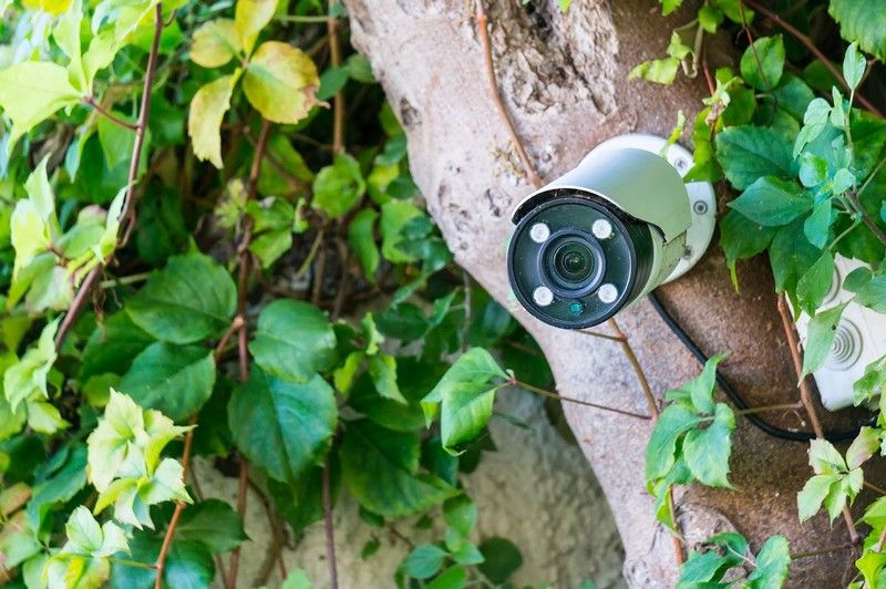 Comment dissimuler une caméra de surveillance extérieure : les solutions