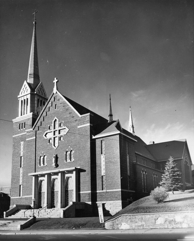 Une image contenant bâtiment, extérieur, noir, blancDescription générée automatiquement