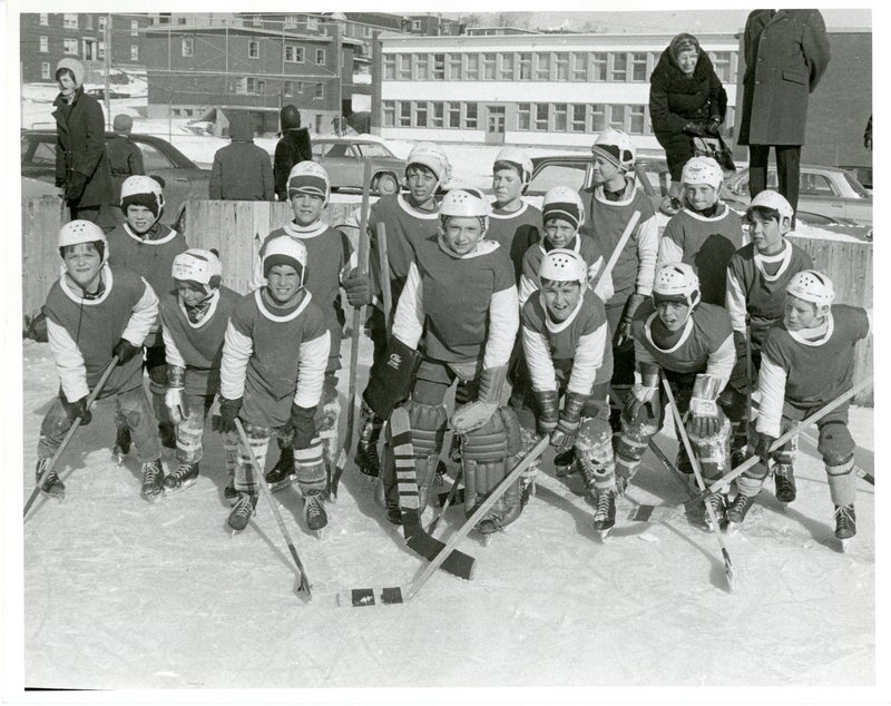 Une image contenant hockey, sport, personne, chaussuresDescription générée automatiquement