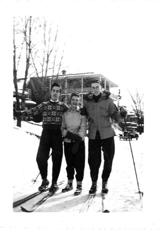 Une image contenant plein air, neige, chaussures, personneDescription générée automatiquement