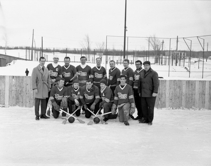 Une image contenant hockey, plein air, personne, habitsDescription générée automatiquement